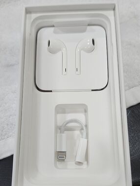 APPLE WHITE EARPODS WITH LIGHTNING CONNECTOR
